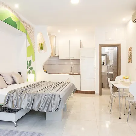 Males Apartment Split