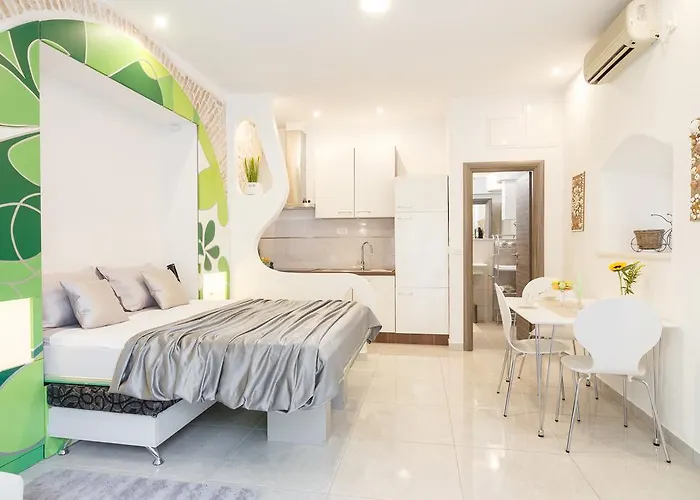 Males Apartment Split